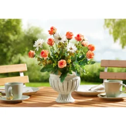Blumengesteck im Pokal