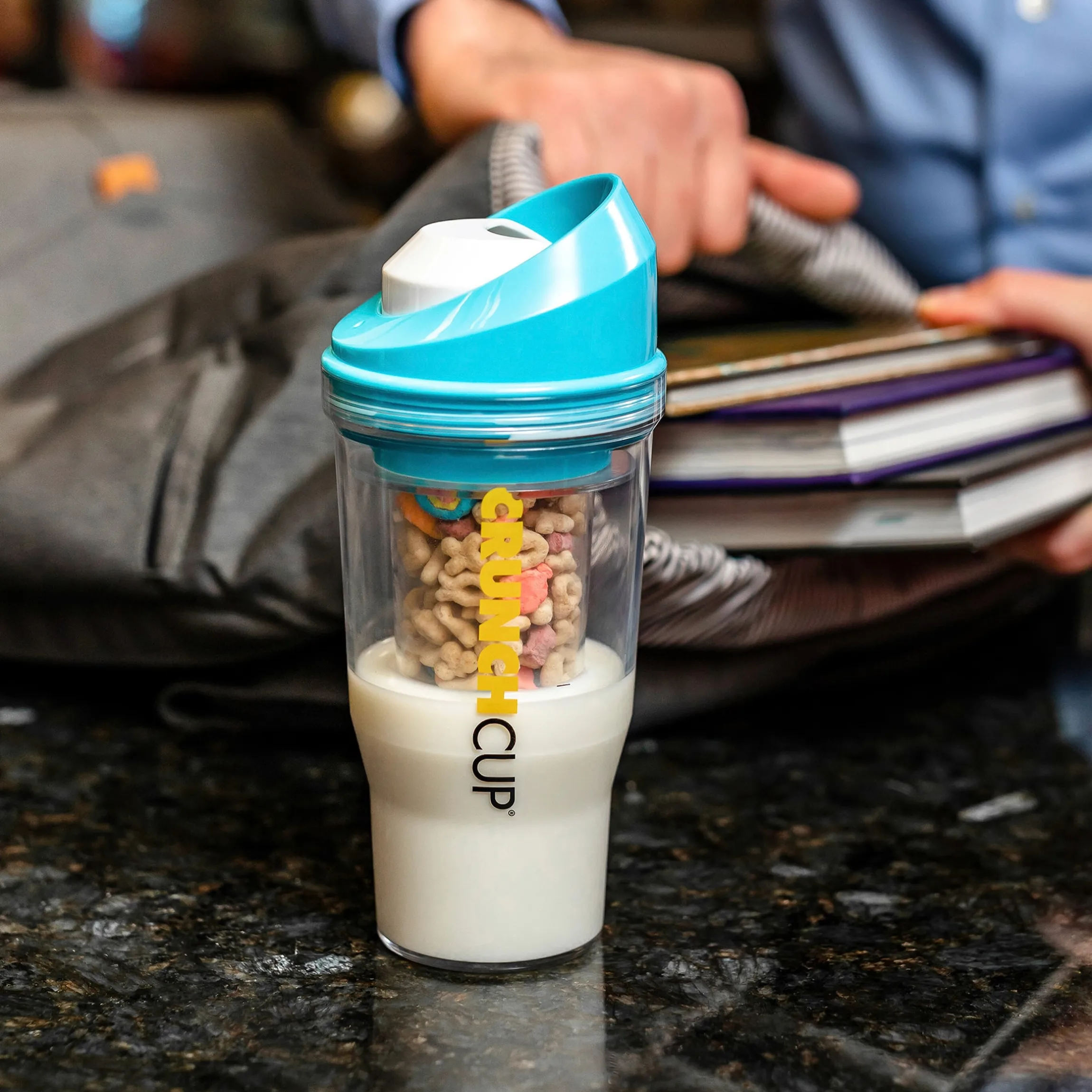 CrunchCup Original Tragbarer Müslibecher To Go 260 + 250 ml | Blau