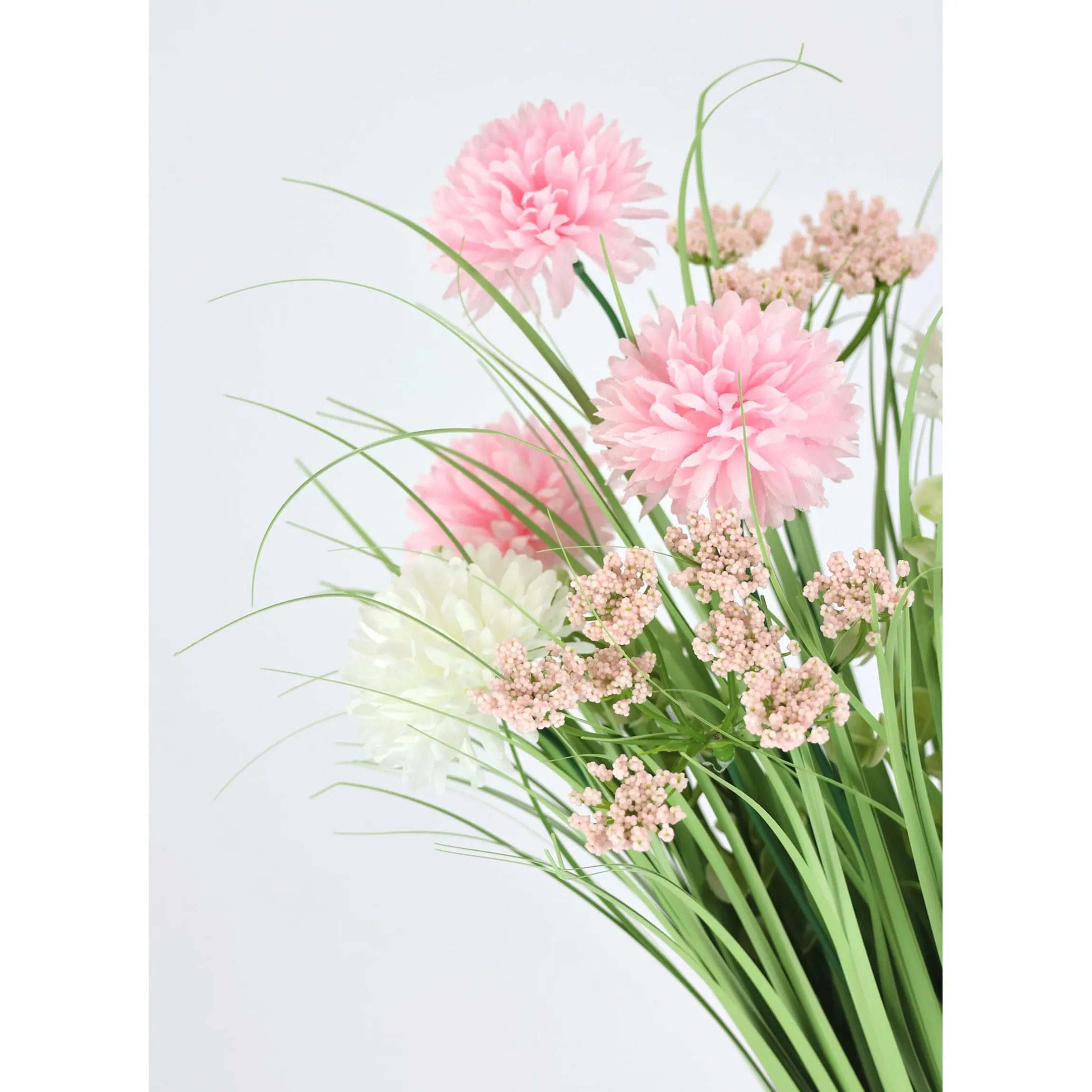 Grasbund mit Dahlien